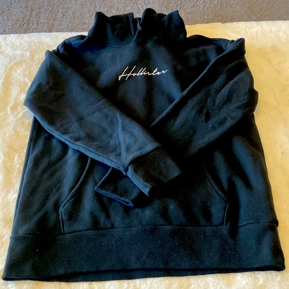 Hollister super soft hoodie w/Hollister detail on both front & hood. - Picture 4 of 5